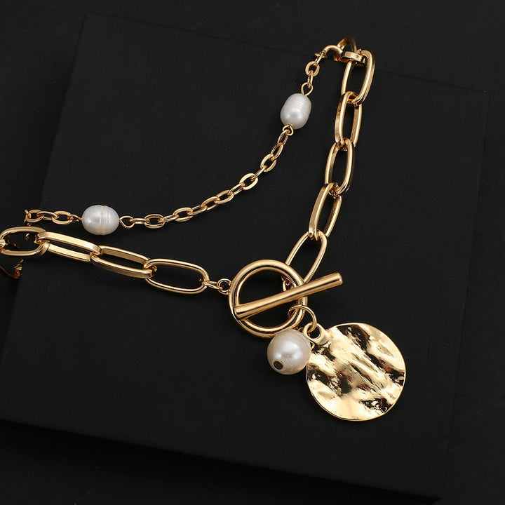 Colar Dourado em Camadas